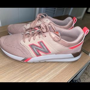 New balance tennis shoes
